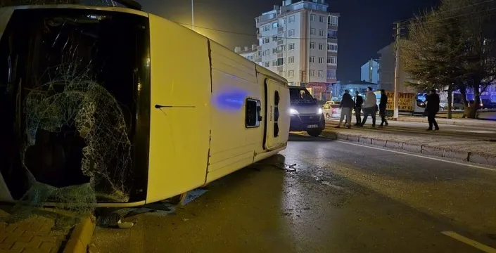 Niğde'de otomobil ile çarpışan midibüs devrildi: 13 yaralı