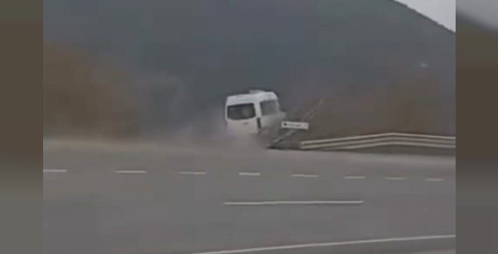 Nurdağı'nda tarım işçilerini taşıyan minibüs şarampole yuvarlandı: 1 ölü, 3 yaralı