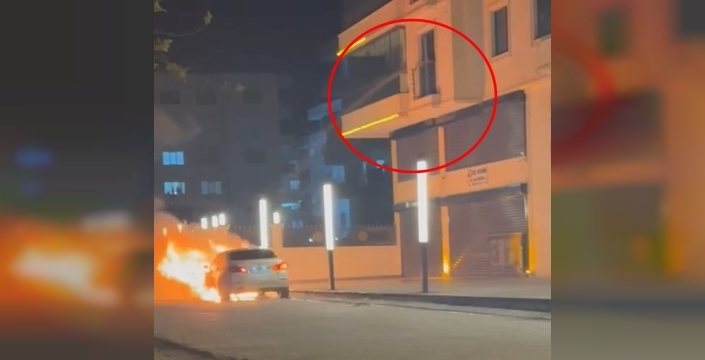 Nusaybin'de alev alan otomobile balkondan hortumla müdahale