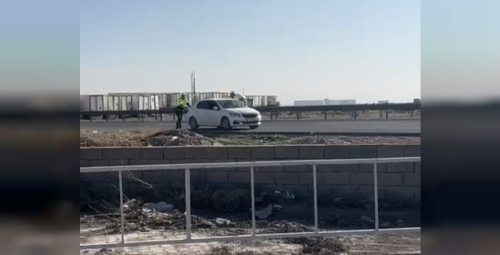 Nusaybin'de duyarlılık: Polisler arızalanan otomobili iterek trafiği rahatlattı