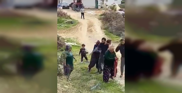 Oğlunun gözü önünde kuzenleri tarafından darbedildi; o anlar kamerada!