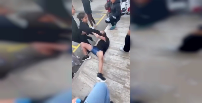 Okul bahçesinde kan donduran dehşet! Kız öğrenciye akran zorbalığı kamerada
