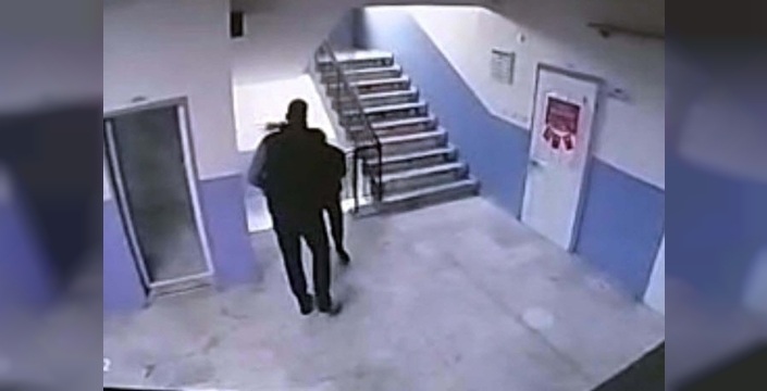 Otizmli öğrencisini merdivenden ittiği iddia edilen okul müdürünün tahliye talebi reddedildi, duruşma ertelendi!