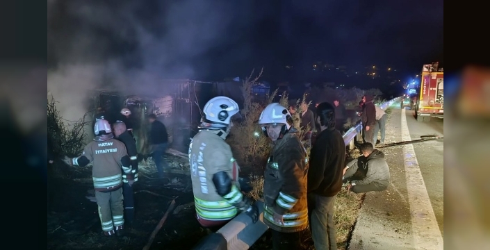Otoyolda feci kaza: Angus yüklü TIR alev aldı, 2 kişi can verdi, hayvanlar kaçıştı