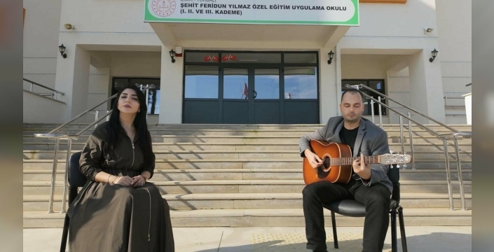 Özel gereksinimli öğrencilerin gözlerindeki dünyayı şarkıya döktü: İzmir'de duygu yüklü bir klip