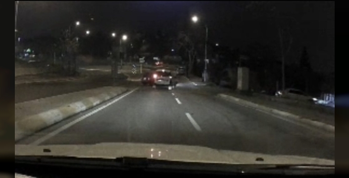 Pendik'te hafif ticari araç, otomobile çarptı ve sürücüsü kaçtı