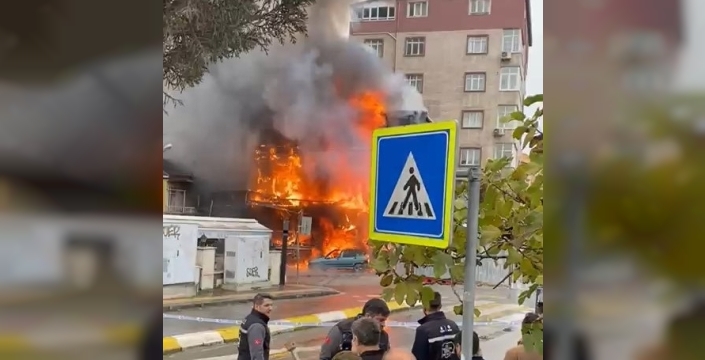 Pendik'te otomobil yangını ahşap kafeyi alevlere boğdu, mahsur kalan kişi kurtarıldı