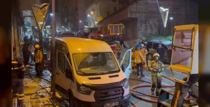 Pendik'te tekstil atölyesinde çıkan yangın minibüs ve otomobile sıçradı, 2 kişi dumandan etkilendi