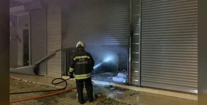 Rize'de akülü çay makinesi deposunda çıkan yangın itfaiye ekiplerince söndürüldü