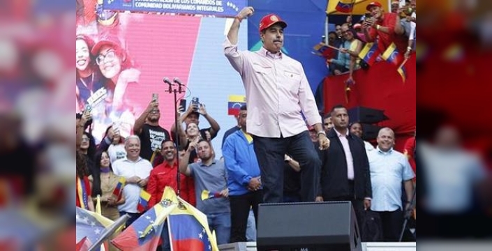 Sahnede dans eden Maduro'dan ABD'ye sarsıcı barış çağrısı: 'Savaşa hayır, barış lütfen!'