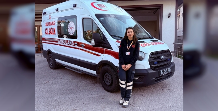 Saniyelerle yarışan ambulans şoförü Müzeyyen: 'Ambulansta doğum yaptırdım, en zoru depremdi'