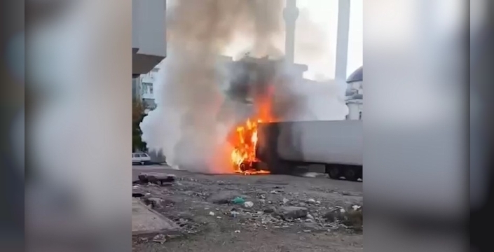 Şanlıurfa'da park halindeki TIR alevlere teslim oldu