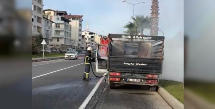 Seyir halindeyken alev alan kamyonet küle döndü