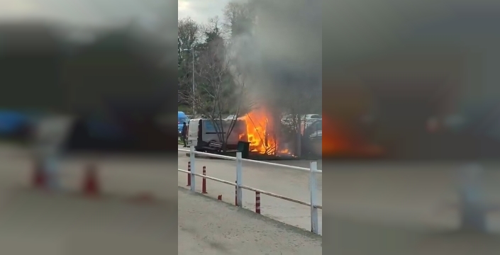 Şile'de park halindeki araç alev alev yandı, can kaybı yaşanmadı