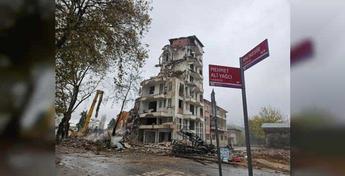 Sındırgı'da depremin izleri böyle siliniyor