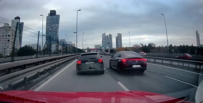 Şişli'de makas atan sürücü bariyerlere çarptı; alev alan aracın motoru yola fırladı
