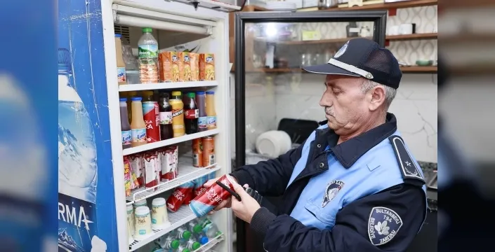 Sultanbeyli'de zabıta ekipleri, son kullanma tarihi yaklaşan ürünleri ve tehlikeli oyuncakları raflardan kaldırdı