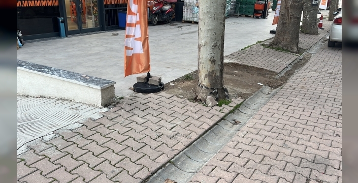 Temizlik görevlisi, market önünde bulduğu 60 bin doları polise teslim etti
