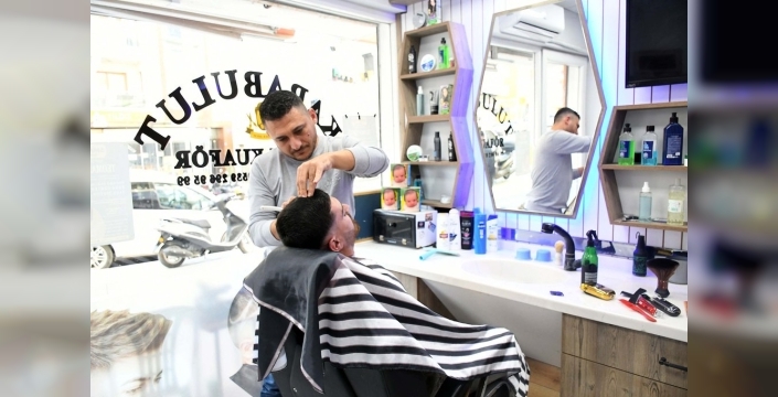 Teoman bebek için Kuşadası'ndaki kuaförler tek yürek oldu: Bir günlük kazançlarını bağışladılar