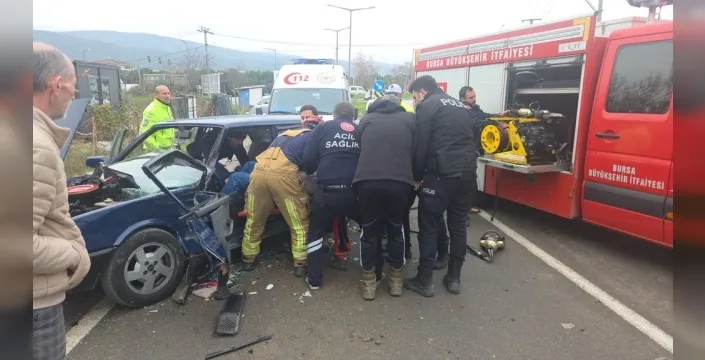 Ters yönde giden otomobil kamyonete çarptı, sıkışan sürücüyü itfaiye kurtardı