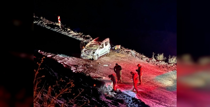 Tunceli'de buzlu yolda dehşet: Hafif ticari araç 20 metreden uçtu, 1'i ağır 2 yaralı!