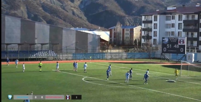 Tunceli'de maçta sahaya giren köpek, keyif yaparak güldürdü