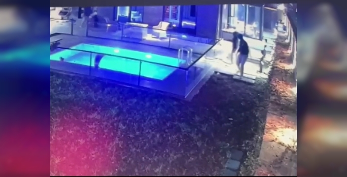 İstanbul'da lüks villada milyonlarca liralık hırsızlık! Şüpheliler kamerada