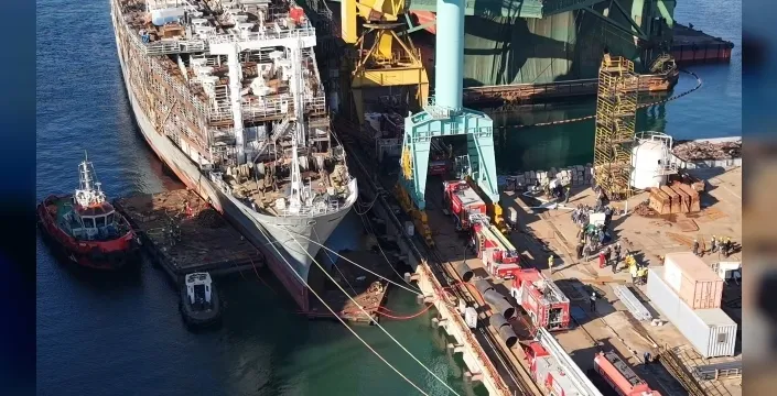 Tuzla'da tersane gemisinde çıkan yangın dramatik görüntülerle söndürüldü