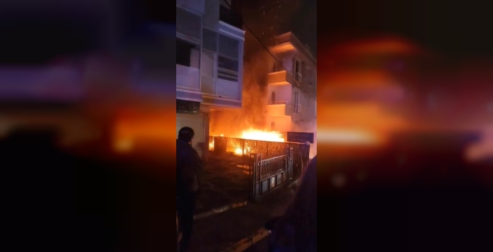 Ümraniye'de iş yerinde çıkan yangın söndürüldü, bir itfaiye eri dumandan etkilendi