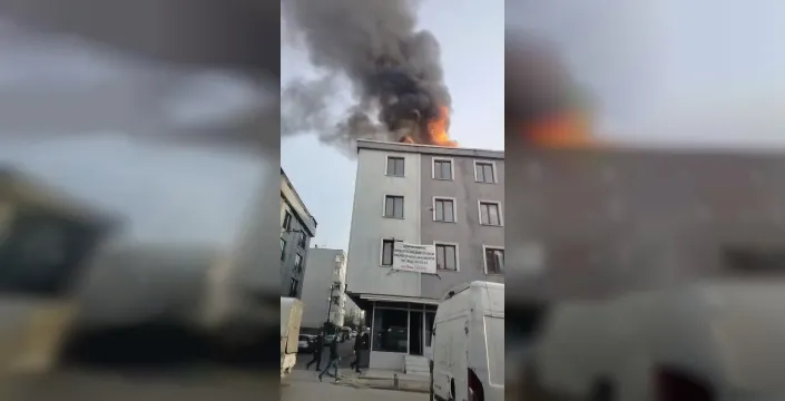 Ümraniye'de tekstil atölyesinde çatı yangını: İtfaiye hızla müdahale etti, can kaybı yaşanmadı