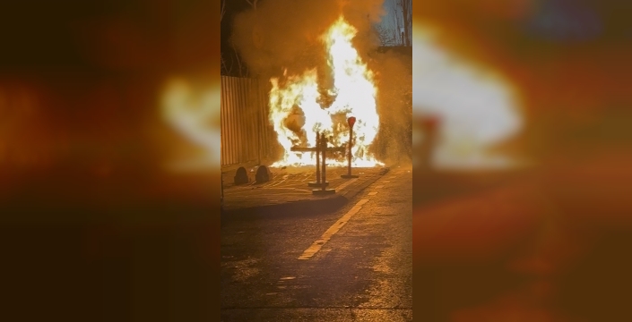 Üsküdar'da park halindeki araç alev alev yandı, patlamalar yaşandı