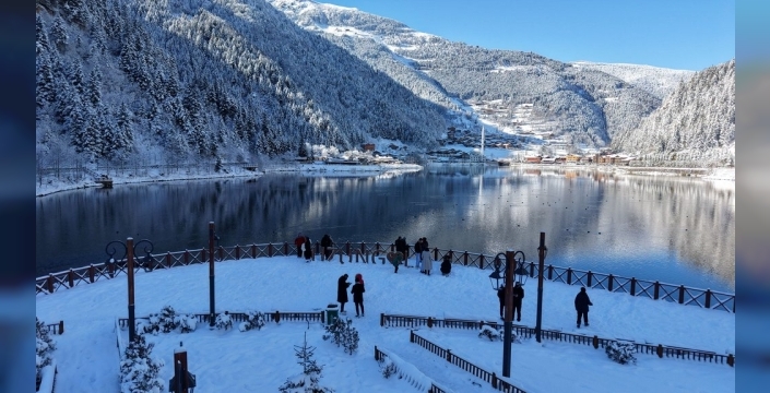 Uzungöl, kar yağışıyla beyaz bir masala dönüştü