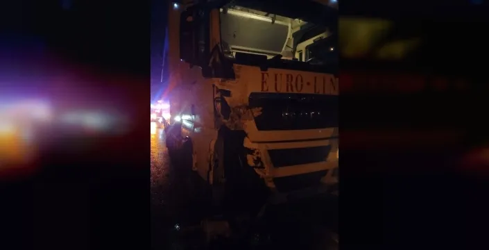 Uzunköprü'de korkunç kaza: TIR traktöre böyle çarptı, sürücü ağır yaralandı!
