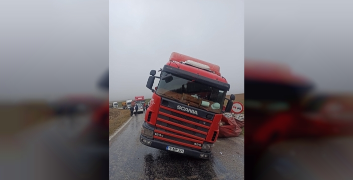 Yağış sonrası kaygan yolda TIR’a çarpan hafif ticari araçtaki çift yaralandı