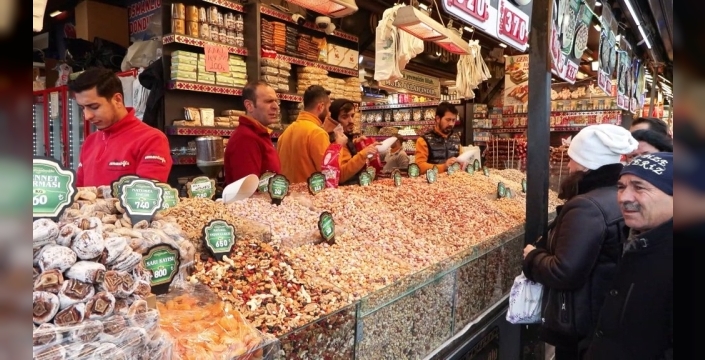 Yılbaşı öncesi Eminönü'nde yoğunluk: Vatandaşlar hem alışveriş yapıyor hem de ekonomik durumu konuşuyor