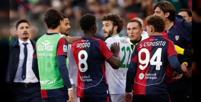 Zeki Çelik'ten kırmızı kart şoku! Roma, Cagliari'ye 1-0 yenildi