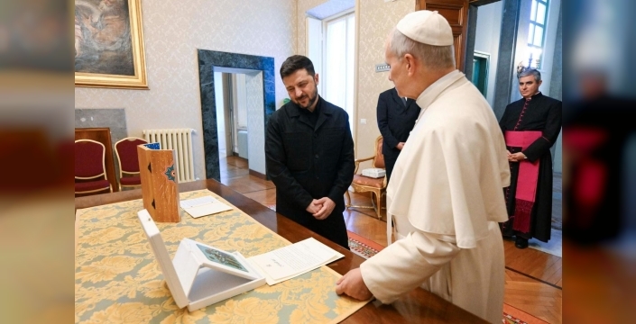 Zelenskiy, Vatikan'da Papa ile buluştu: Ukrayna'ya adil barış çağrısı