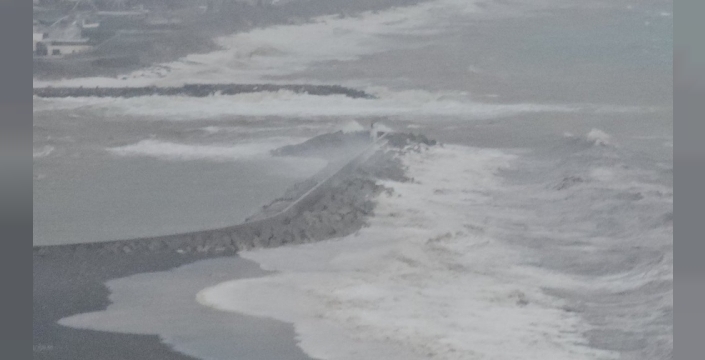 Zonguldak'ta deniz taştı, 81 köy yolu kar nedeniyle kapandı