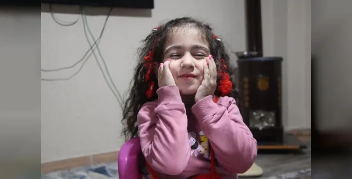 4 yaşındaki Elif Lina'nın tedavisi yarım kaldı: 'Oyuncakların ellerine bakıp üzülüyor