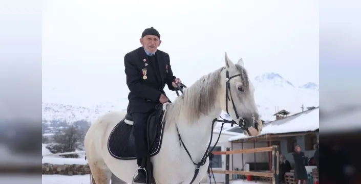 96 yaşındaki Kore gazisi, at sevgisiyle hayata tutunuyor