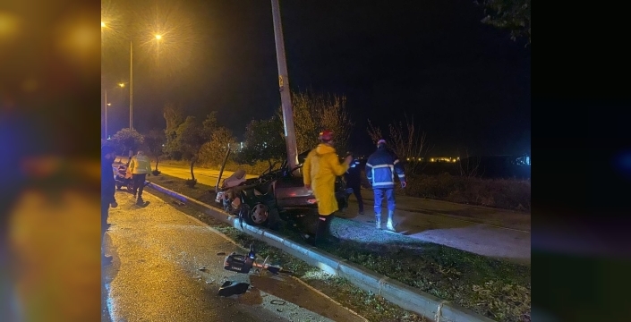 Adana'da inanılmaz kurtuluş: Aydınlatma direğine çarpan otomobil ikiye bölündü, 2 yaralı