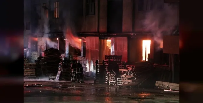 Adana'da parke fabrikasında gece yarısı yangın: Patlama sesiyle başladı