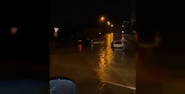 Adana'da sağanak sele dönüştü: Araçlar çamur deryasında mahsur kaldı