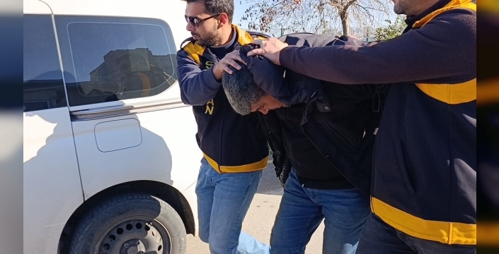 Adana'da yol verme kavgasında minibüsün camını kıran motosiklet sürücüsü pişmanım dedi