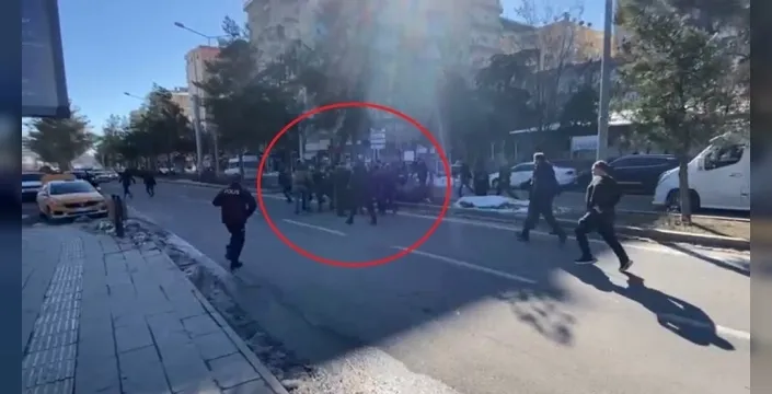 Adliye çıkışı kan davası mı alevlendi? Tekmeli yumruklu kavga kamerada!