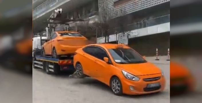 Ankara'da yaya geçidinde anne ve çocuklarına yol vermeyen iki taksi şoförü yakalandı