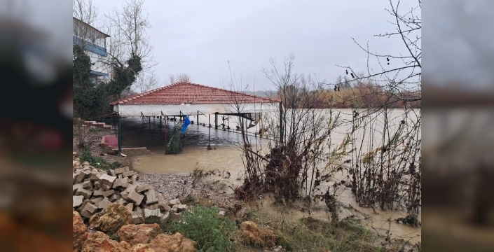 Antalya'da 3 günlük yağmur Köprüçayı'nı taşırdı, restoranlar sular altında kaldı