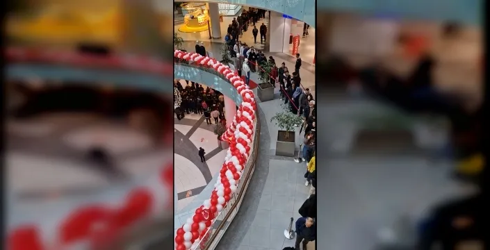 Antalya'da dev market açılışı: İndirim ve hediye çeki için yağmurda geceden kuyruklar oluştu