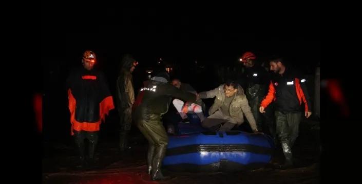Antalya'da sel felaketi: Tarım alanları sular altında kaldı, kurtarma operasyonları başladı!