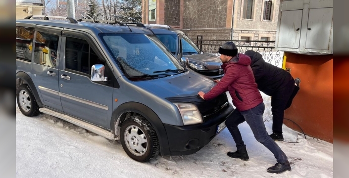 Ardahan buz kesti: Araçlar dondu, 15 metrelik sarkıtlar oluştu